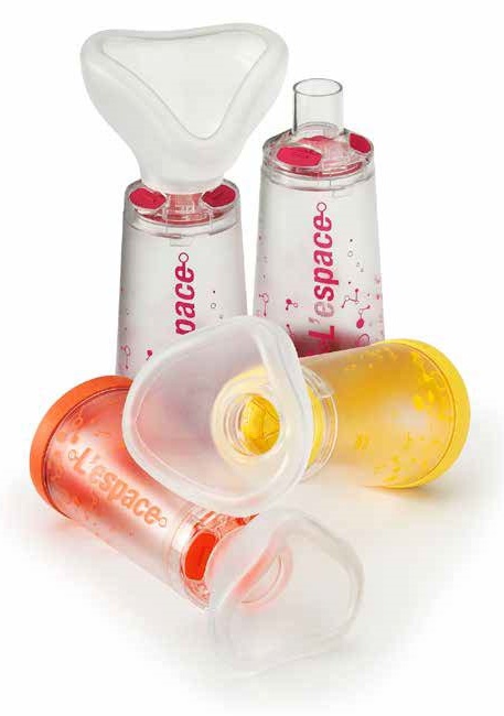 CAMERA DISTANZIATRICE PER EROGATORI SPRAY PREDOSATI L'ESPACE 220 ML PER ADULTI CON BOCCAGLIO VALVOLA INSPIRAZIONE 2 VALVOLE ESPIRAZIONE CODICE COLORE MAGENTA - Farmacia Mortise